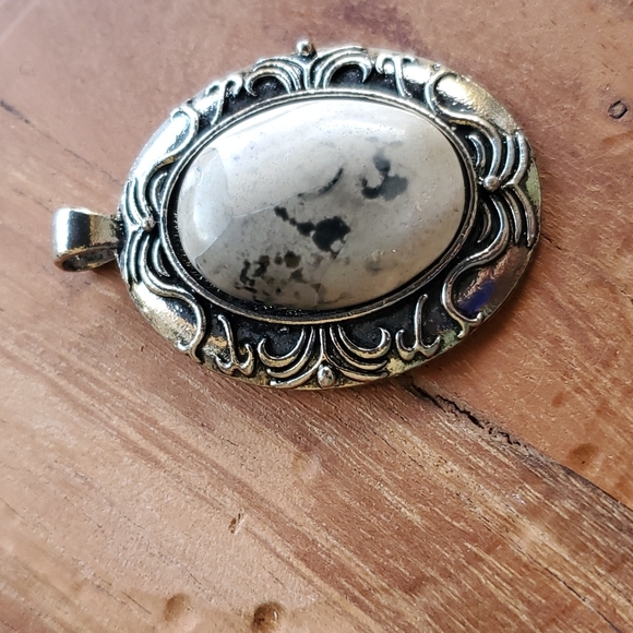 New White Agate Silver Plated Pendant. - Picture 4 of 7